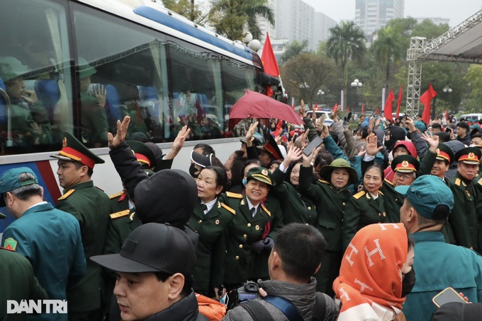 Thousands of Hanoi young people join military service - 2