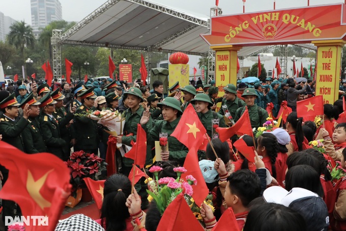 Thousands of Hanoi young people join military service - 6