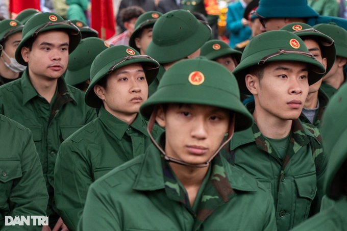 Thousands of Hanoi young people join military service - 1