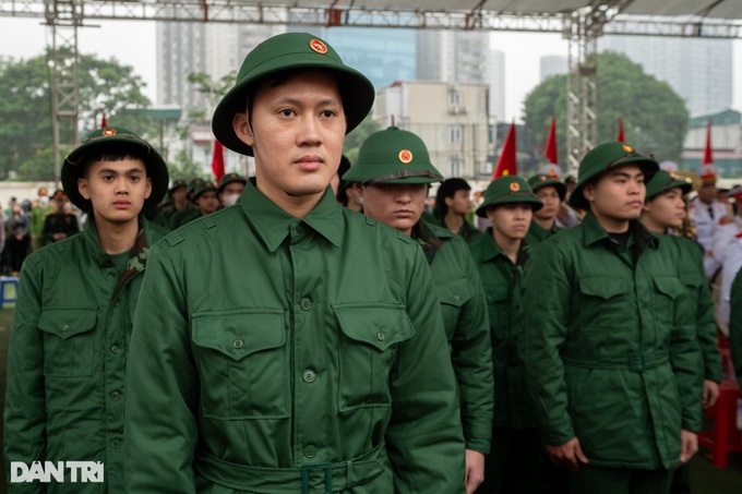 Thousands of Hanoi young people join military service - 5