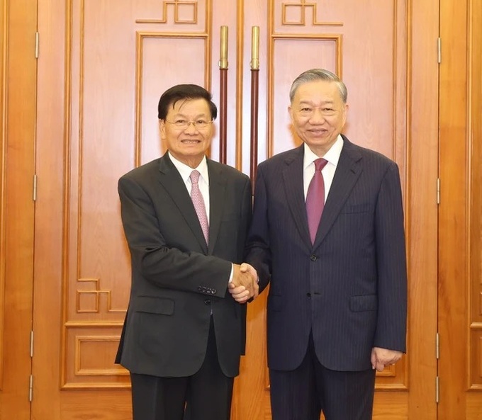 Top leaders of Vietnam and Laos hold talks in Hanoi - 1