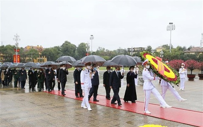 Party, State leaders pay tribute to President Ho Chi Minh - 1
