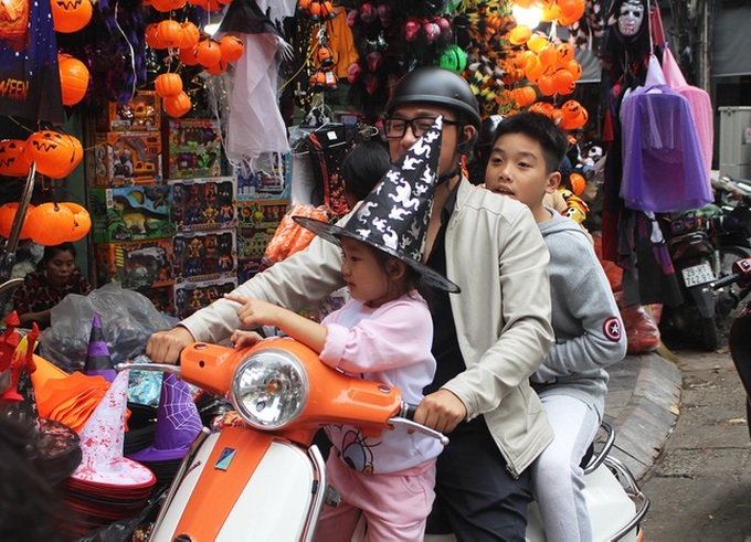 Halloween atmosphere floods Hanoi street - 9