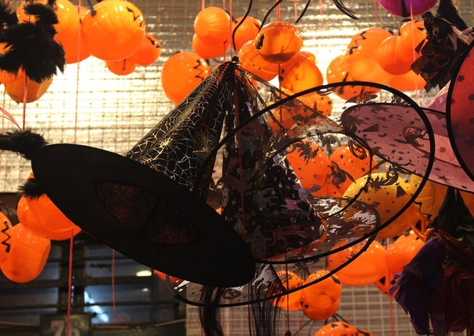 Halloween atmosphere floods Hanoi street - 10