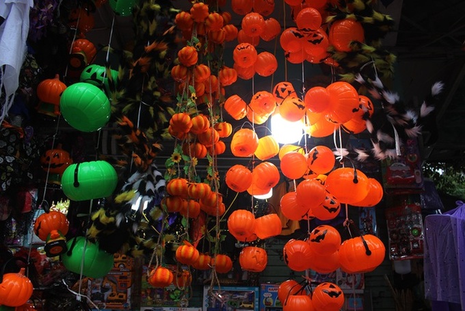 Halloween atmosphere floods Hanoi street - 2