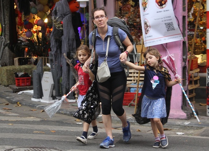 Halloween atmosphere floods Hanoi street - 11