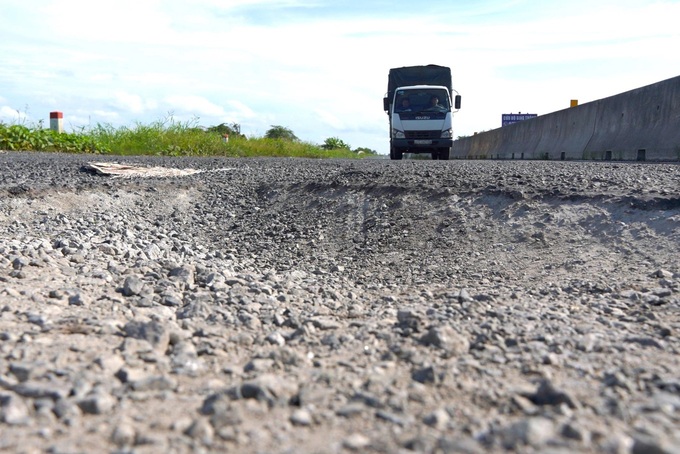 New Mekong Delta expressway faces severe deterioration - 2