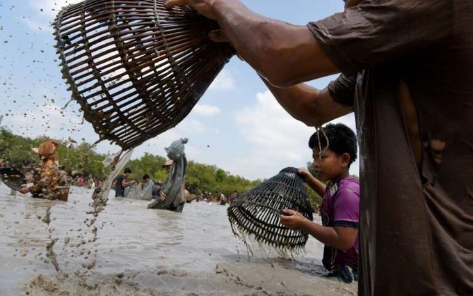 No hooks, lines or sinkers: Cambodians go traditional in fishing ceremony - 1