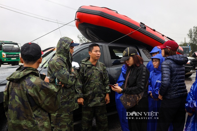 Rescue team in inflatable boats search for flood victims - 1