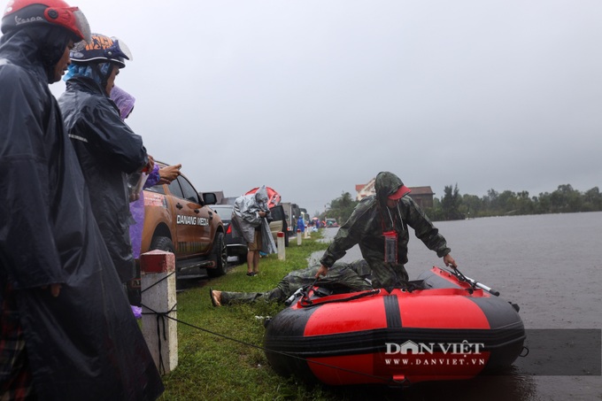 Rescue team in inflatable boats search for flood victims - 2