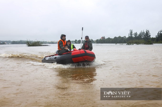 Rescue team in inflatable boats search for flood victims - 3