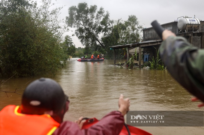 Rescue team in inflatable boats search for flood victims - 4