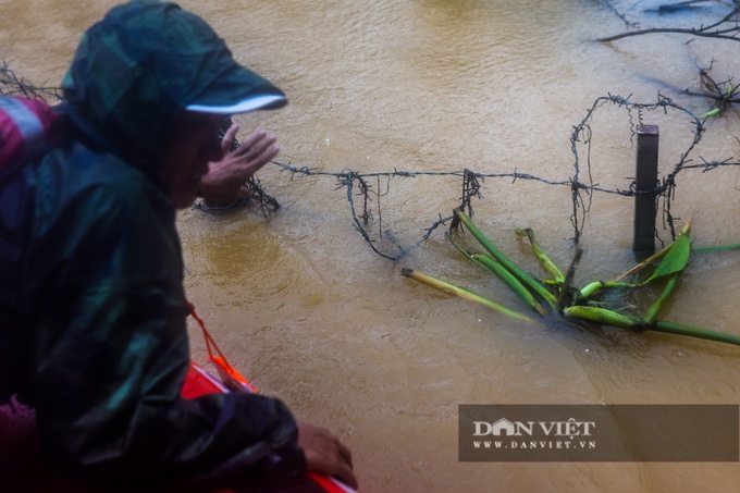 Rescue team in inflatable boats search for flood victims - 5