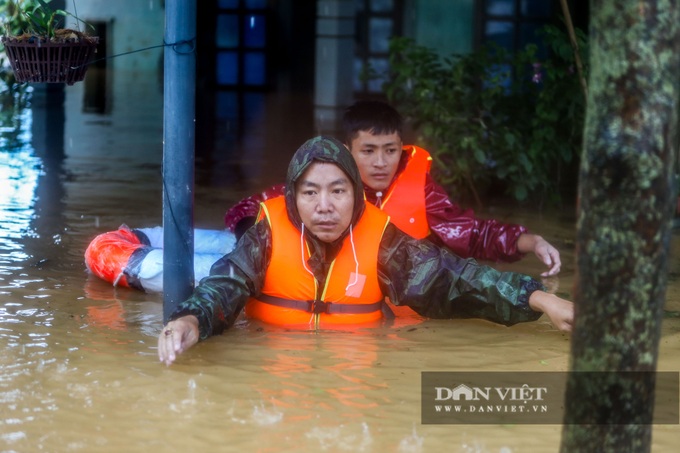 Rescue team in inflatable boats search for flood victims - 6