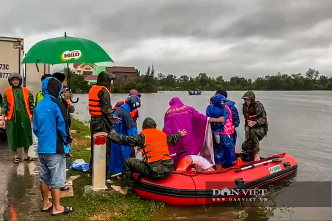 Rescue team in inflatable boats search for flood victims - 7