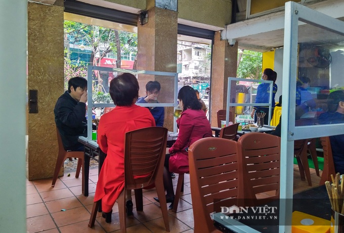 Many Hanoi street food stalls, coffee shops remain open despite ban - 7