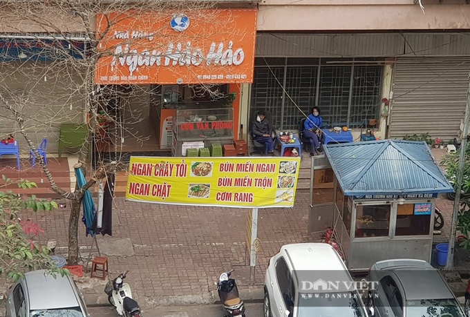 Many Hanoi street food stalls, coffee shops remain open despite ban - 1