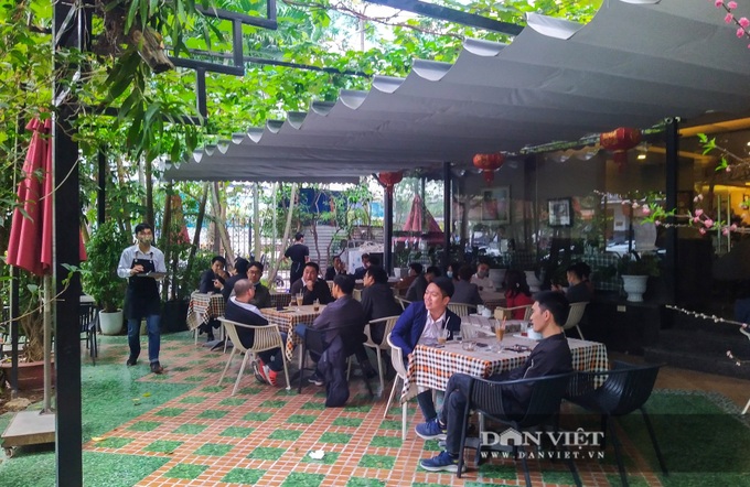 Many Hanoi street food stalls, coffee shops remain open despite ban - 2