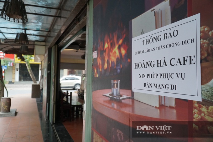 Many Hanoi street food stalls, coffee shops remain open despite ban - 5