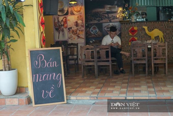 Many Hanoi street food stalls, coffee shops remain open despite ban - 4