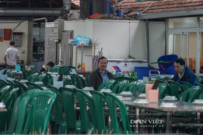 Many Hanoi street food stalls, coffee shops remain open despite ban - 6