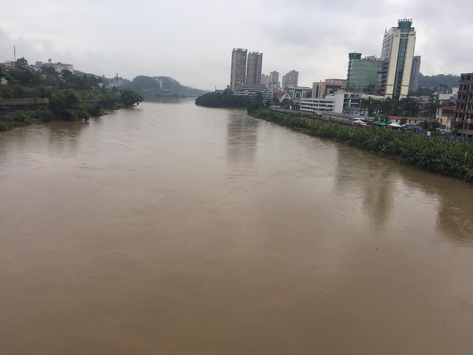 Red River water level rises as Chinese dam opens floodgates - 1 Red River water level rises as Chinese dam opens floodgates - 1