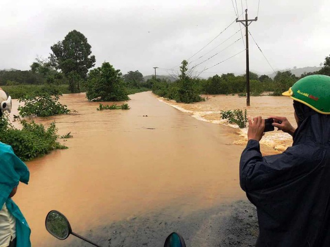 Lam Dong ravaged by torrential rains, landslides - 5