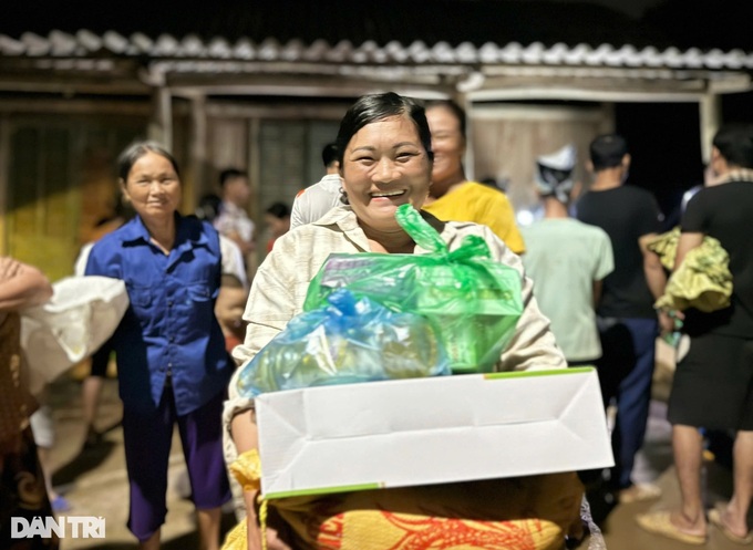 Dantri Newspaper visits Lao Cai flood hit residents - 4