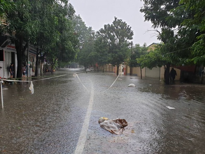 Lightning kills one, 5,000 homes flooded in Nghe An - 1