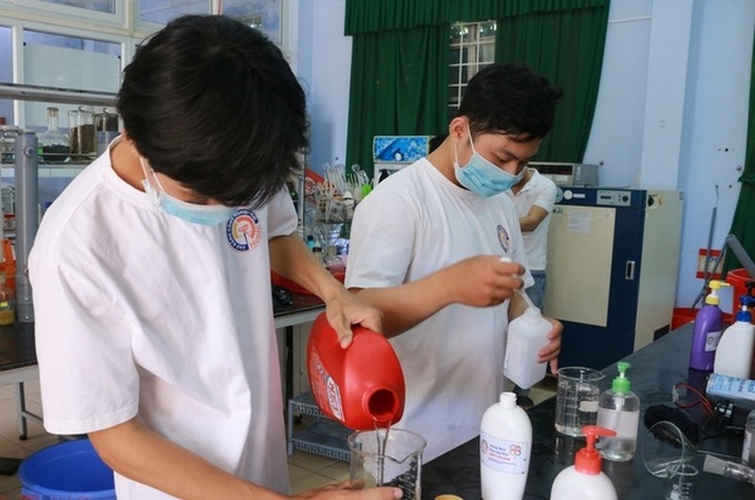 Hue lecturer makes free hand sanitiser to fight coronavirus outbreak - 2