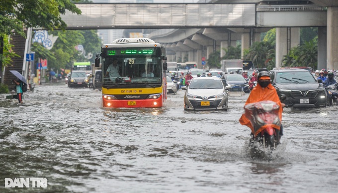 Many Hanoi streets deeply flooded following heavy rain - 2