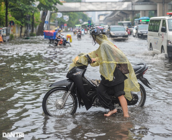 Many Hanoi streets deeply flooded following heavy rain - 3