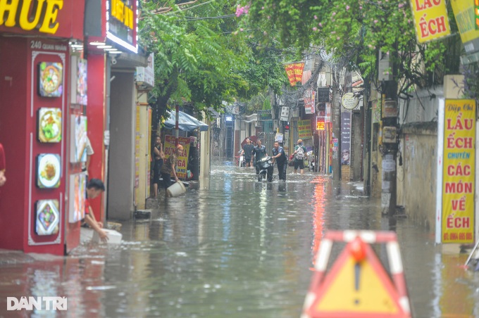 Many Hanoi streets deeply flooded following heavy rain - 6
