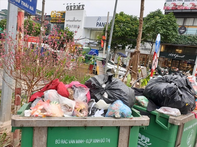 More rubbish seen on streets as people clean homes for Tet in Hanoi - 1