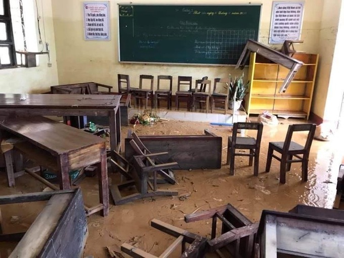 Quang Tri people struggle to clear mud after flooding - 5