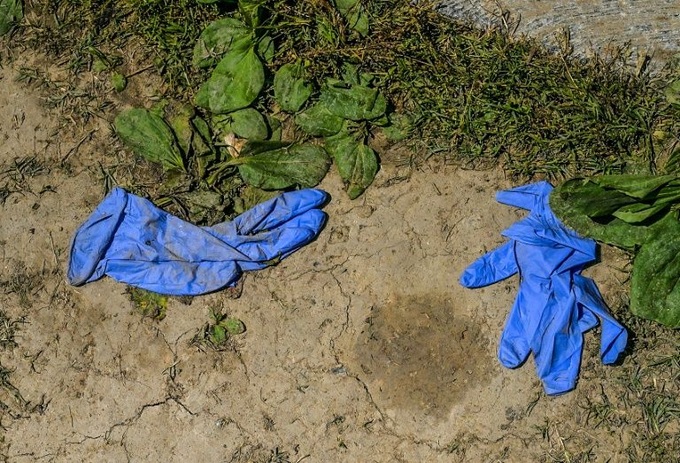 India battles black market in used gloves and masks - 1