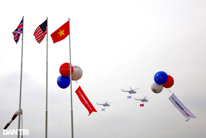Impressive performance of Su-30MK2 fighters at Vietnam International Defence Expo 2022 - 5
