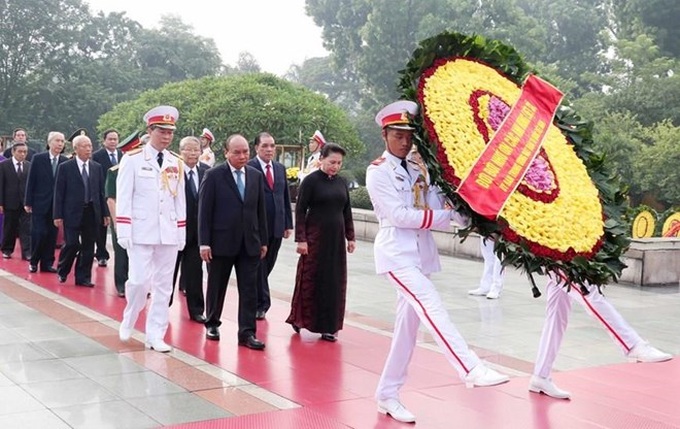 Leaders pay tribute to martyrs, President Ho Chi Minh - 1