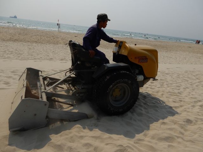 Danang cleans beaches before summer holiday - 1 Danang cleans beaches before summer holiday - 1