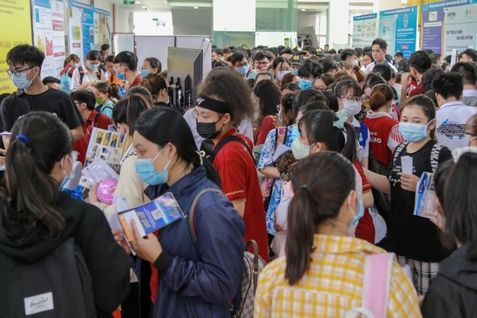 Job hopping becomes less common in HCM City due to Covid-19 - 1