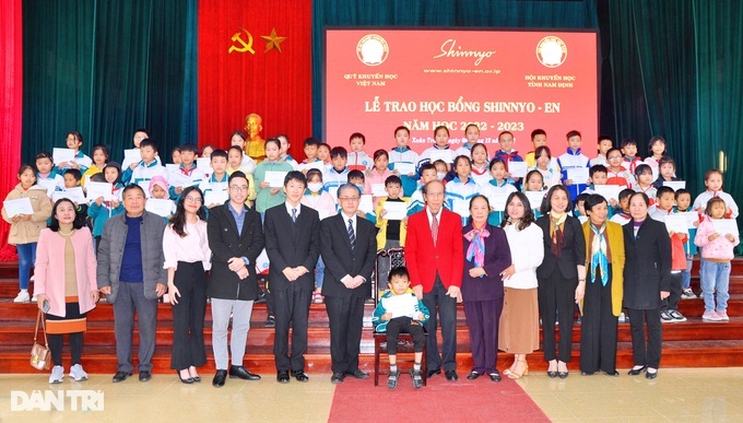 Shinnyo-en Foundation presents 57 scholarships to Nam Dinh students - 1