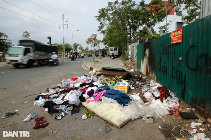 Rubbish blankets HCM City pavements - 1