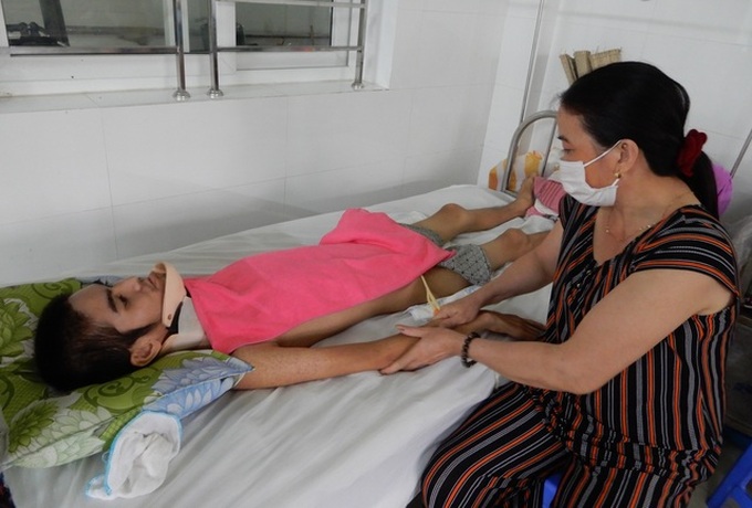 Mother calls for help for injured son - 2 Mother calls for help for injured son - 2