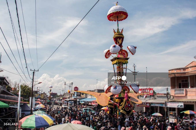 Indonesians flock to festival to cast mythical effigies out to sea - 1