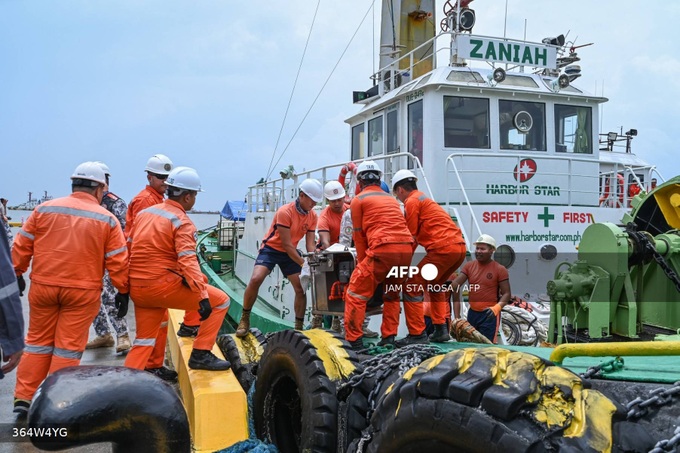 Philippines races to avoid 'environmental catastrophe' from oil spill - 1 Philippines races to avoid 'environmental catastrophe' from oil spill - 1