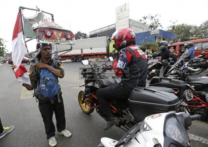 Indonesian walks 700-km backwards to highlight deforestation - 1