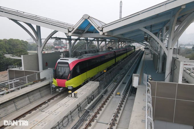 Hanoi metro line’s first train on trial run - 3