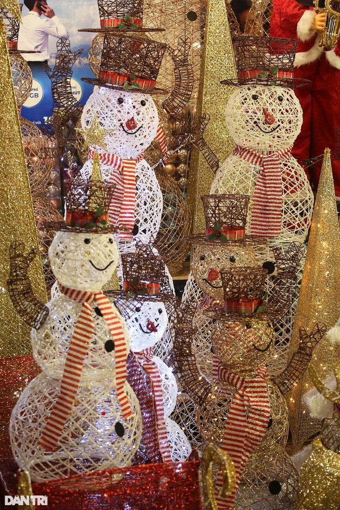 Hanoi street full of Christmas atmosphere - 7