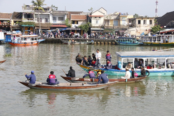 Family found dead in Hoai River - 1