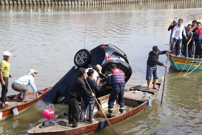 Family found dead in Hoai River - 2